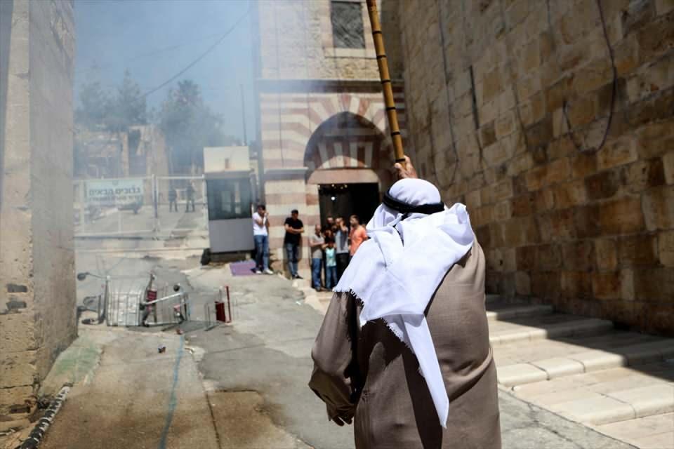 <p>İsrail güçleri, işgal altındaki Batı Şeria'nın El Halil kentinde bulunan Harem-i İbrahim Camisi'ndeki cemaate cuma namazı sonrası gaz ve ses bombalarıyla saldırdı.</p>

<p> </p>

