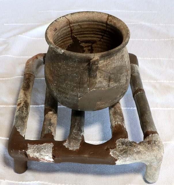 <p><strong>Kazıların yanında arazide restorasyon, onarım ve düzenlenme faaliyetleri yürütülüyor. Kazı laboratuvarında, geçmiş yıllarda bulunan eserler değerlendirilerek, yayına hazırlanıyor, küçük eserlerin restorasyon ve konservasyonları yapılıyor</strong></p>
<p> </p>