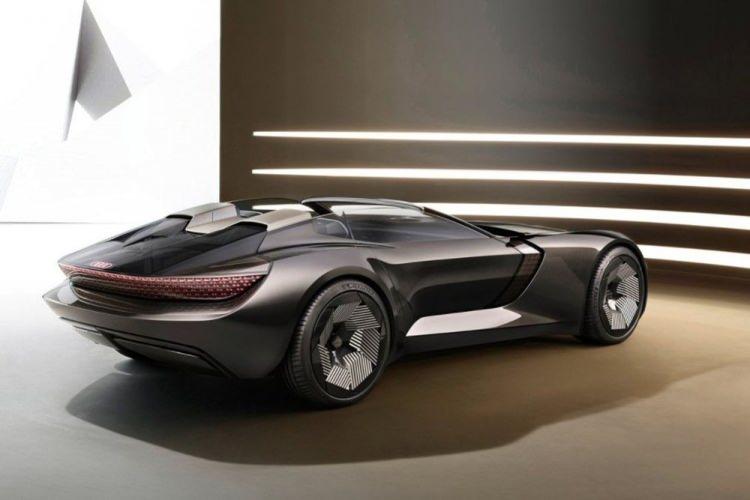 <p>Audi Skysphere, sensörleri sayesinde yolcularını varış noktasına götürürken, park ve şarj işlemlerini de bağımsız olarak gerçekleştiriyor.</p>