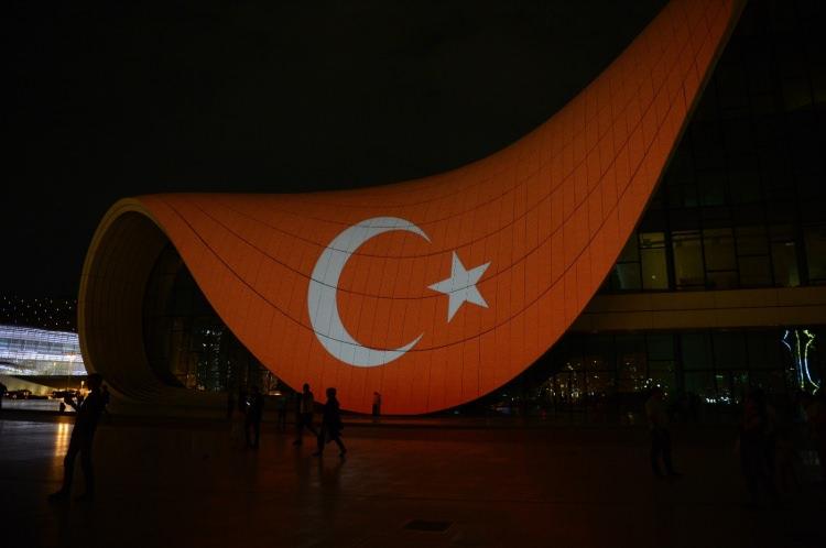 <p>Azerbaycan'ın başkenti Bakü'nün yeni mimari sembollerinden Haydar Aliyev Merkezi'nin dış cephesine Türkiye'nin orman yangınlarıyla mücadelesine destek amacıyla Türk bayrağı yansıtıldı.</p>

<p> </p>
