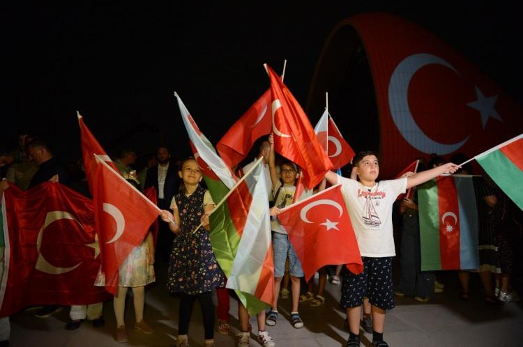 <p>O günden sonra da Azerbaycan'ın desteklerini sürdürdüğünü, itfaiye araç ve personeli, helikopter ve amfibi uçak gönderdiğini aktaran Bağcı, "Sayın Cumhurbaşkanı İlham Aliyev'in talimatıyla yürütülen bu faaliyet, ülkemiz açısından anlamlı ve değerlidir." dedi.</p>
<p> </p>