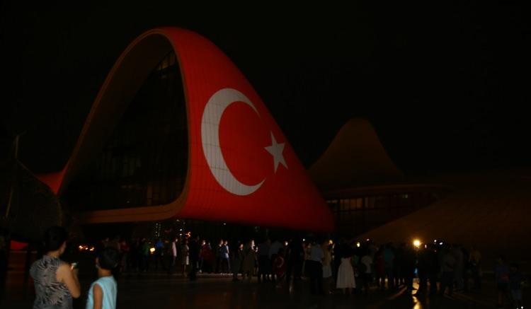 <p>Azerbaycan Dışişleri Bakan Yardımcısı Rzayev, zor günlerinde kardeş Türkiye'ye dost elini uzatmanın kendilerinin manevi borcu olduğunu söyledi.</p>

<p> </p>
