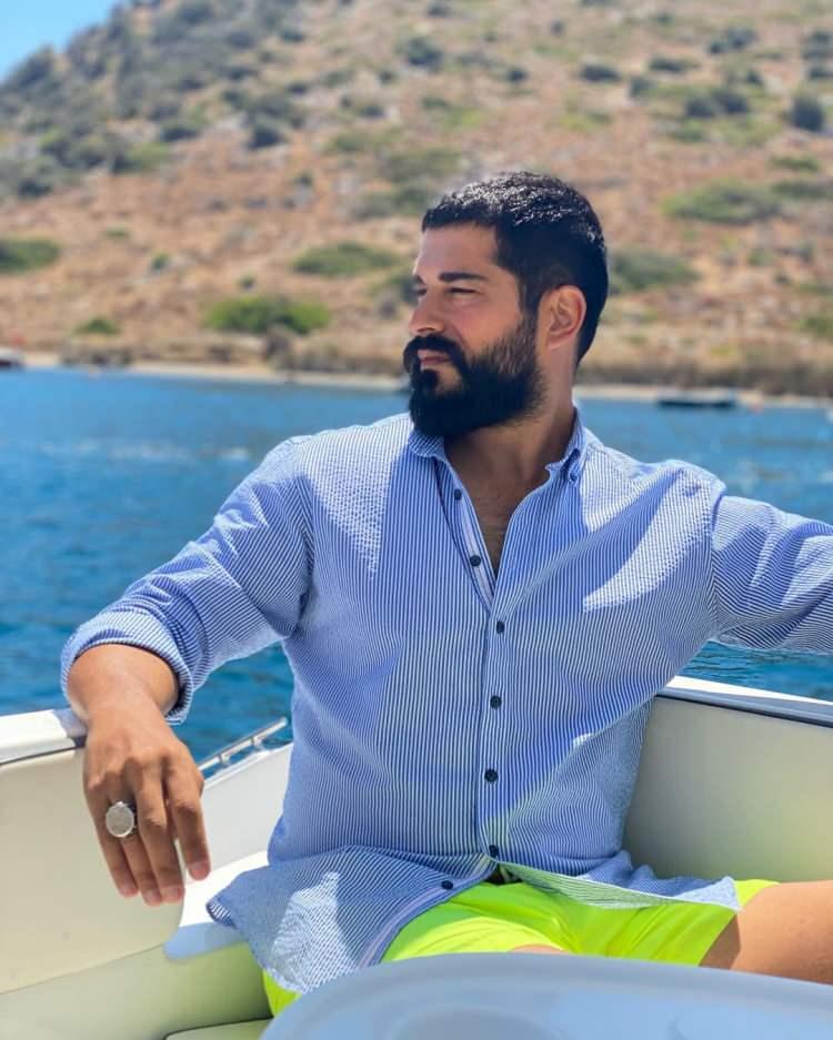 <p><span style="color:#B22222"><strong>Çift uzun süre Bodrum'da tatil yaptı. Daha sonra dizi çekimleri ve provalar için İstanbul'a döndü. </strong></span></p>