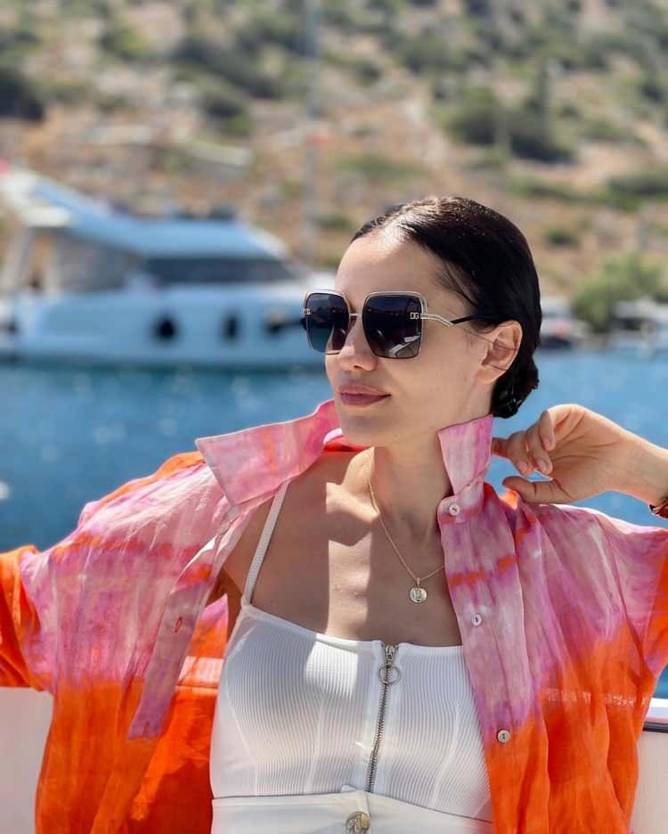 <p><span style="color:#B22222"><strong>Fahriye Evcen bu sezon ekranlarda yer almak için yaklaşık bir aylık kampa girecek. </strong></span></p>