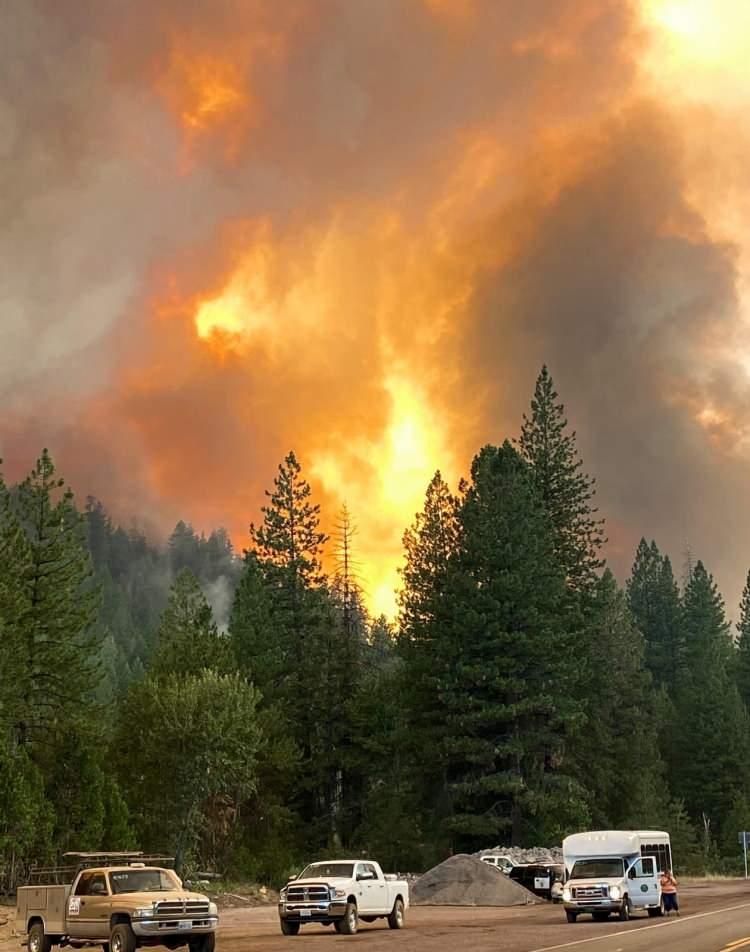 <p>ABD'nin California eyaletinde yaklaşık bir aydır devam eden ve "Dixie" adı verilen yangında kül olan ormanlık alanın hemen hemen 200 bin hektara ulaştığı ve yangının henüz 5'te 1'inin kontrol altına alınabildiği bildirildi.</p>