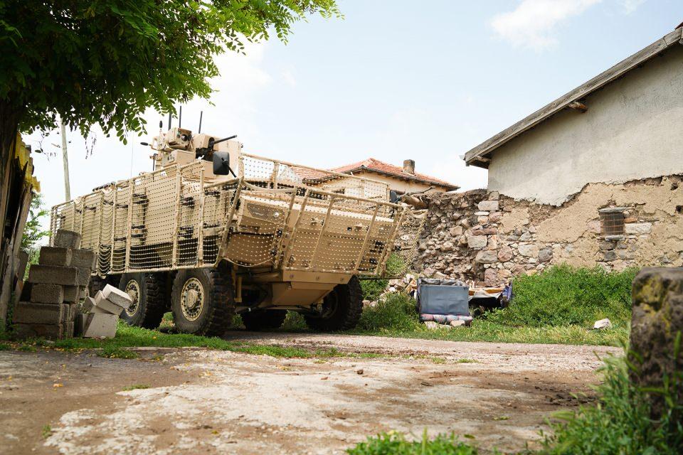 <p><strong>- 3 ayrı silah, 2 kat ateş gücü</strong></p>
<p>Özel operasyonların taktik ihtiyaçları doğrultusunda, konseptiyle birlikte özgün olarak oluşturulan Pars IV 6x6 Özel Operasyonlar Aracı'nda yine FNSS tarafından geliştirilen 2 adet bağımsız Sancak Uzaktan Komutalı Silah Sistemi yer alıyor. İhtiyaç halinde kullanıcı tarafından silahı kolayca değiştirilebilen kulelerde, 3 ayrı silah tipi (7,62 mm, 12,7 mm makineli tüfek ile 40 mm otomatik bomba atar) kullanılabiliyor. Araç, çepeçevre etrafından veya yüksek noktalardan, eş zamanlı olarak farklı yönlerde belirecek tehditlere karşı gözetleme ve 2 kat etkili ateş gücü imkanı sağlıyor.</p>
