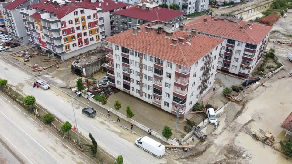 <p>Ulaştırma ve Altyapı Bakanı Adil Karaismailoğlu, ilçede helikopterle incelemelerini sürdürüyor.</p>
<p> </p>