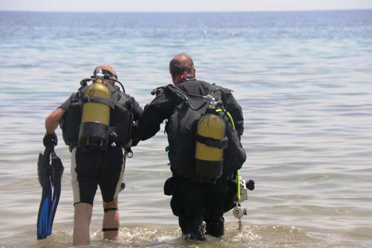 <p>1 metreden başlayarak 6 metre derinliğe kadar gittik. 8 metreye kadar devam ediyor sıra sıra halinde. Bir sıra mikrobiyalitten sonra arkasında kumluk bir bölge var ve devamında kademe kademe gidiyor. </p>
