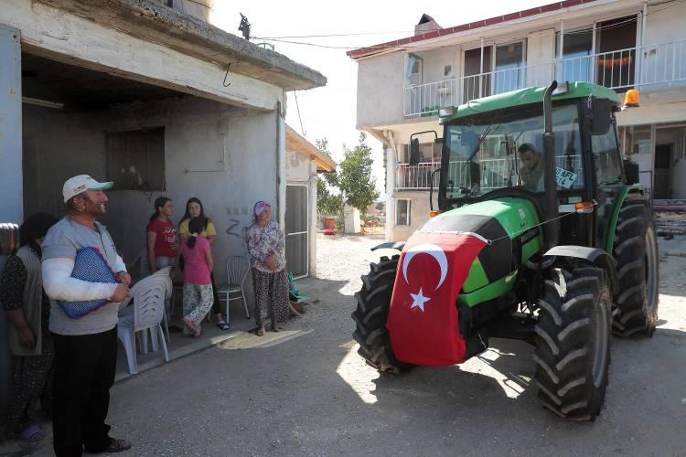 <p><strong>'YİNE YARDIMA KOŞARIZ'</strong></p>
<p>Olay günü yaşananları anlatan Köylüoğlu, "Evleri kurtardık ama traktörümüz yanmıştı. Olayı duyduğu ilk andan itibaren Başkanımız Osman Zolan bizimle hep ilgilendi. Sürekli arayıp teselli etti. 'Gereken neyse yapacağız' dediler. Şükürler olsun hayattayım, ailemin ve çocuğumun yanındayım. Başkanımız sözünü tuttu ve bir hafta içerisinde yanan traktörümün yerine yenisini getirdi. Kolum iyileşince çalışmaya başlayacağım. İnşallah bir daha böyle olaylar yaşanmaz. Böyle bir yangın yine olursa yine müdahale ederim. Orman, evler, köyümüz bizim. İtfaiyeci arkadaşlar bizim için uğraşıyor. Yine yardıma koşarız" diye konuştu. </p>
<p> </p>