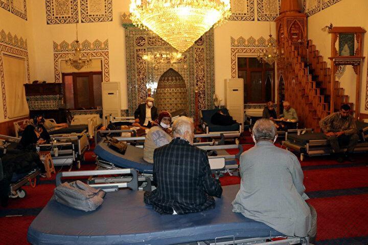 <p>Sağlık Bakanlığının talimatıyla, Bozkurt ilçesinde bulunan Yeni Cami içerisine kurulan hastanede, selde yaralanan ve kronik rahatsızlıkları olan hastalar tedavi edilmeye başlandı.</p>
<p> </p>