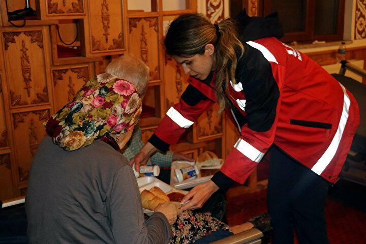 <p>Sedye kurulumları gerçekleştirilen ve çeşitli ilk yardım malzemeleri temin edilen hastanede aynı anda 10 hastaya ilk yardım hizmeti verebilecek kapasitede olduğu kaydedildi.</p>
<p> </p>