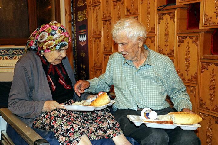 <p>Hastanenin içinde acil tıp uzmanı doktor, hemşire, UMKE ekibi, Acil Tıp Teknisyeni (ATT) ve paramedik görev yapıyor.</p>

<p> </p>
