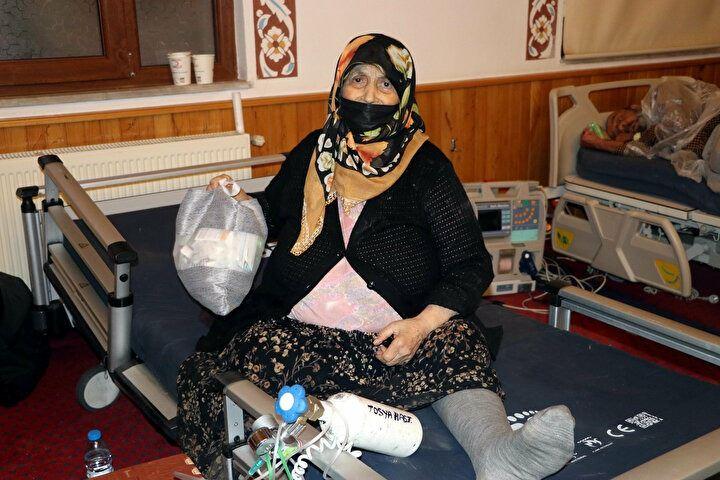 <p>Selden etkilenen ve hastanede tedavi altına alınan İrfan Çınar, yetkililere teşekkür ederek, "Ben daha önce böyle bir felaket görmedim. Ben 5. kattaydım, 3 buçuk metre binayı su bastı, bir arkadaşımız maalesef sele kapıldı. Şu an bir sıkıntımız yok, evimden aldılar, koluma girdiler, buraya getirdiler ambulansla. Karnımızı doyurdular, yalnız acımız büyük. Bizimle çok ilgileniyorlar, Allah devlete zeval vermesin" diye konuştu.</p>
<p> </p>