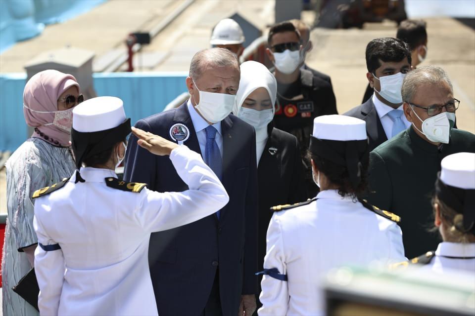 <p>Türkiye Cumhurbaşkanı Recep Tayyip Erdoğan ve eşi Emine Erdoğan ile Pakistan Cumhurbaşkanı Arif Alvi, Pakistan Milgem Korveti Projesi 1'inci Gemisi Babur'un (F-280) Denize İniş ve Açık Deniz Karakol Gemisi Projesi 1'inci Gemisi Akhisar'ın (P-1220) İlk Sac Kesim Törenine katıldı.</p>