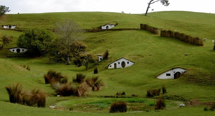 <p>Buraya gelen ziyaretçiler için filmin geçtiği Matamata'daki hobbit kasabasına ve Takaka Tepes'ne turlar düzenleniyor.</p>
