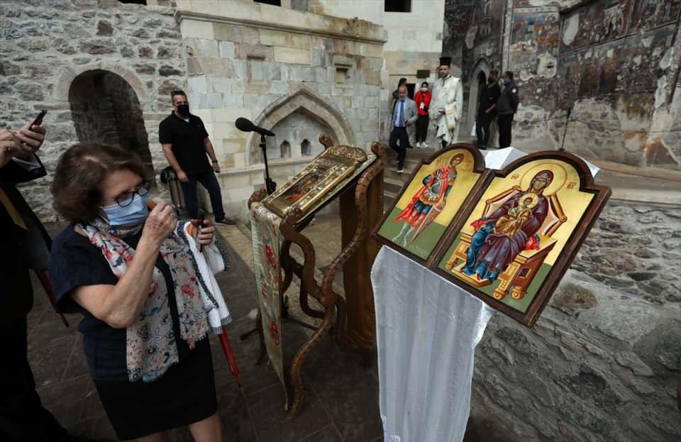 <p>Trabzon'un Maçka ilçesinde, Karadağ'ın Altındere Vadisi'ne bakan eteğindeki Sümela Manastırı'nda 8'inci ayin tamamlandı.</p>
<p> </p>
