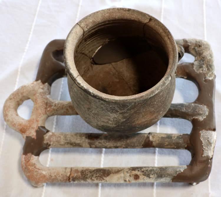 <p>Bu yılki kazılarda Agora yanındaki konutlarda yapılan çalışmalarda, Geç Roma dönemine ait 1650 yıllık pişmiş topraktan yapılmış ızgara, et pişirme kabı, tava ve tencere bulundu. Kentin güneybatısındaki Biber deresi mevkisinde yapılan incelemede Alt ve Orta Paleolitik dönemlere ait yaklaşık 300 bin yıllık olduğu tahmin edilen kesici, sıyırıcı ve vurma gibi farklı taş aletler bulundu. </p>
