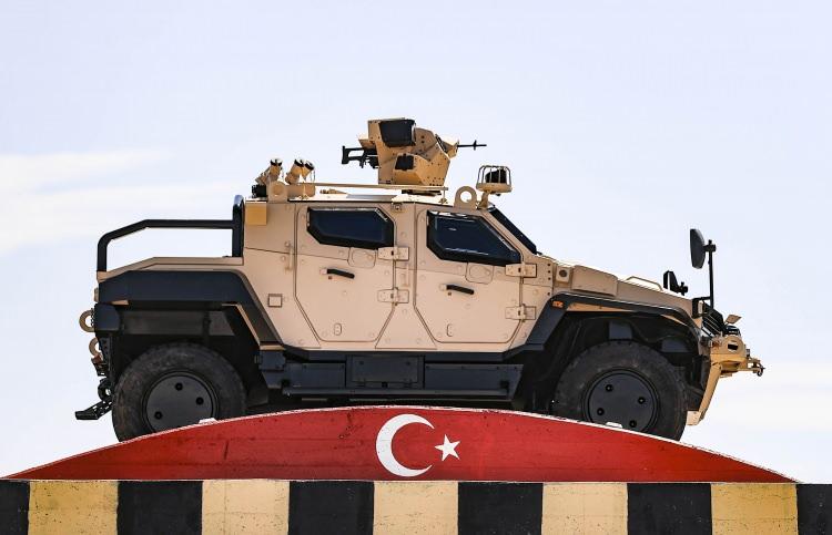 <p>Yörük 4x4 Zırhlı Pikap, Nurol Makina'nın yine özgün tasarımı ve üretimiyle modüler yapıya sahip, aynı platform üzerinde farklı koruma seviyeleri sunan ve farklı görev konseptlerine hizmet eden bir araç olarak geliştirildi.<br />
</p>
