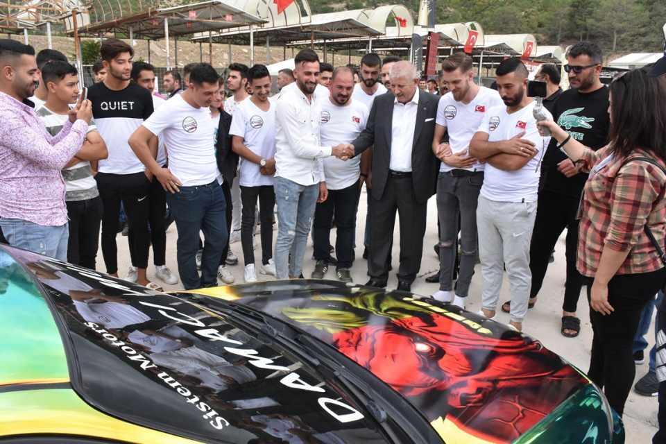 <p><strong>‘AMACIMIZ GENÇLERİN HEYECANINA ORTAK OLMAK’</strong></p>

<p>Organizasyona ev sahipliği yapan Amasya Belediye Başkanı Mehmet Sarı, amaçlarının gençlerin heyecanına ortak olmak olduğunu söyleyerek, "Burada yapmak istediğimiz şu; bir, önce gençlerimizin heyecanına ortak olmak. İki, şehrimizi, yani Amasya’mızı öbür şehirlerimize tanıtabilmek. </p>
