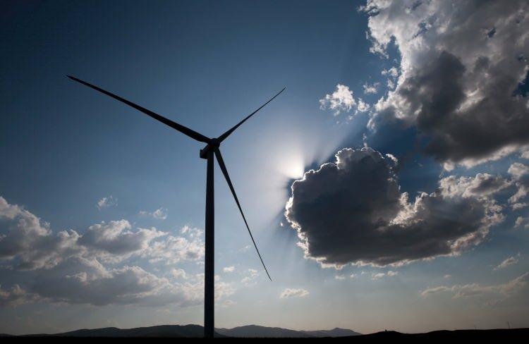 <p>Coğrafi yapısı dolayısıyla rüzgar enerjisinden elektrik üretilebilecek verimli şehirler arasında yer alan Bitlis'te bu potansiyelin ekonomiye kazandırılması amacıyla 4 rüzgar türbininden oluşan RES için çalışma başlatıldı.</p>
<p> </p>