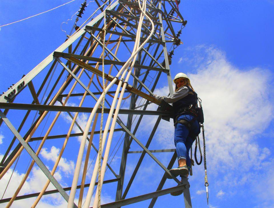 <p>Erzurum Atatürk Üniversitesi Mühendislik Fakültesi Elektrik Elektronik Mühendisliği bölümünden 2014 yılında mezun olan Edanur Doğan, yaklaşık 6 yıldır Aras EDAŞ bünyesinde bulunan elektrik arıza bakım ve onarım biriminde görev alıyor.</p>
<p> </p>