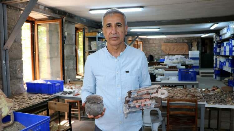 <p>Kazılar, Kültür ve Turizm Bakanlığı, Türk Tarih Kurumu ve bir firma tarafından destekleniyor. Kazılarda, Iğdır, Ankara, Marburg, Cottbus, Samsun ve Heildelberg üniversitelerden akademisyen ve öğrenciler yer alıyor. Türkiye'de 12 ay kazıların devam edeceği 20 antik kentten biri olan Assos'ta, bu yıl Gymnasium, Agora ve Batı Kapısı gerisindeki Bizans konutları alanında kazı çalışmaları başladı. </p>