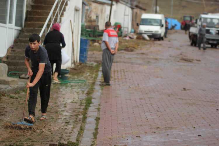 <p>Kayseri’nin Pınarbaşı ilçesinde etkili olan sağanak yağışın ardından 50 haneli mahalleyi sel bastı. Evleri su basan vatandaşların yardımına ise jandarma ekipleri koştu.</p>

<p> </p>
