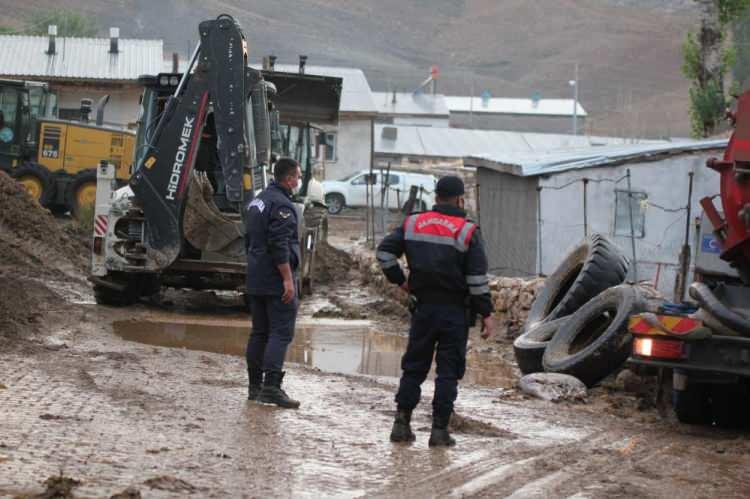 <p>Sel haberini alan jandarma ve belediye ekipleri mahalleye gelerek vatandaşın yardımına koştu. Sel baskınının ardından İlçe Kaymakam Vekili İbrahim Gökmen, mahallede incelemelerde bulunarak, durum hakkında bilgi aldı.</p>
