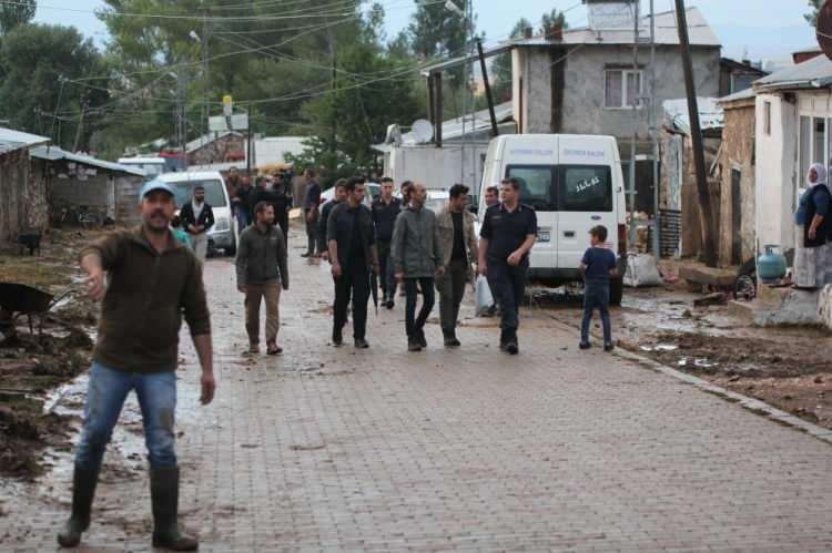 <p>Sel dehşetini yaşayan mahalle sakini o anları anlatarak “Sel birden geldi, bir afet geldi. Her tarafı su bastı. Ahırlar battı, arpalar battı. Bahçedeki balyalarımız ıslandı” dedi.</p>
