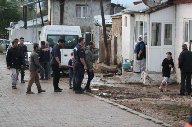 <p><strong>“70 yıldır böyle felaket görmedim”</strong></p>
<p>Mahalle sakinlerinden Şaban Varel, “70 yıldır böyle bir felaket görmedim. Allah’tan gelene razıyım. Allah beterinden saklasın. 2-3 tane koyunum telef oldu, yapacak bir şey yok. 10 ton buğdayım gitti, devletimizden imdat bekliyoruz. Başka bir çare yok” ifadelerini kullandı.</p>