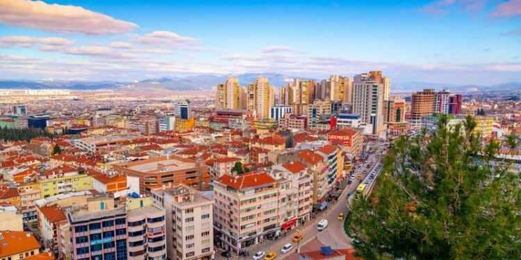 <p>Bursa'da sanayinin sürekli gelişmesi ve büyük fabrikaların olmasının talebi etkileyen en önemli faktörler arasında yer aldığını kaydeden Tandoğan, Nilüfer ilçesinde Kayapa, Balkan ve Dumlupınar gibi mahallelerin yeni imara açıldığını ve sıfır konutlara ilgi olduğunu, Mudanya ve Gemlik'in deniz kenarında olması nedeniyle tercih edildiğini anlattı.</p>
