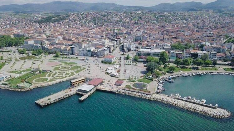 <p>Yalova'da konut piyasasının her yıl yaz döneminde hareketlendiğini aktaran Tandoğan, büyük şehirlerde yaşayıp uygun fiyata yazlık arayanların son dönemde Yalova'yı özellikle tercih ettiğini kaydetti.</p>