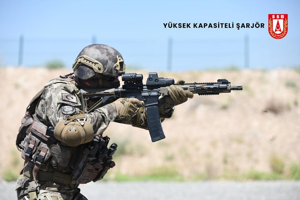 <p>Türk savunma sanayisi güvenlik güçlerine sahada avantaj sağlayacak yeni ürünlere yüksek kapasiteli şarjörü ekledi.<br />
</p>