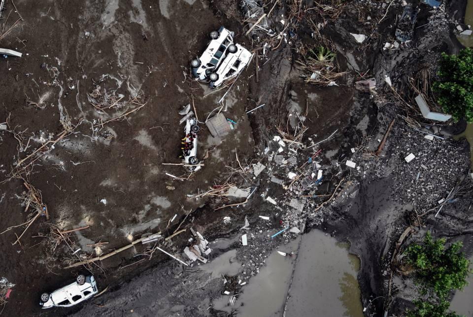 <p>Kastamonu'nun Bozkurt ilçesinde yaşanan sel felaketinde yüzlerce aracın çamura gömüldüğü acı manzara görüntülendi.</p>
