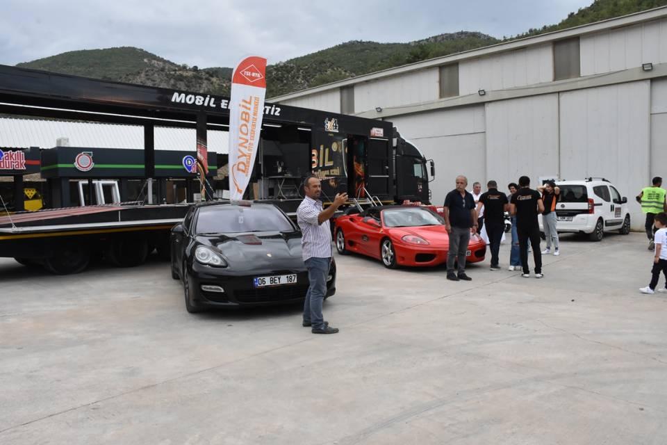 <p>Çiftin nikahını Belediye Başkanı Mehmet Sarı kıydı. Evlilik cüzdanını ise çifte, Amasya Tuning Kulübü Başkanı Talip Yeniçeri takdim etti. 2 günlük modifiye fuarına yaklaşık 2 bin aracın katılması bekleniyor. Fuarın ilk gününde otomobiller drift gösterileri yaparken, ikinci gün ise çeşitli kategorilerde düzenlenen yarışmalarda dereceye girecekler ödüllendirilecek.</p>
<p> </p>
