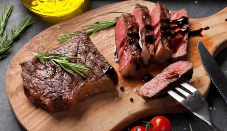 <p><span style="color:#B22222"><strong>STEAK PİŞİRME TEKNİĞİ</strong></span></p>
<p><span style="color:#000000"><strong>Steak kelime anlamı ülkemizde biftek olarak geçiyor. Daha geniş anlamıyla steak, etin ızgarada farklı yöntemlerle pişirilmesi ve hazırlanmasına olarak adlandırılıyor. </strong></span></p>