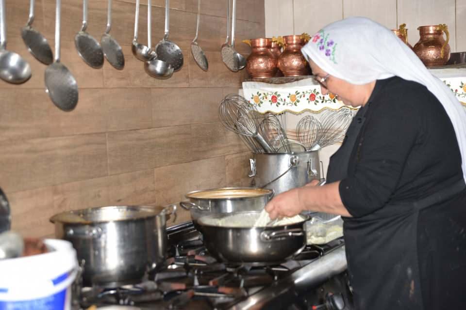 <p>2002 yılında derneğimizi kurduk. Başlarken 9 kişiyle başladık. Her aileden birilerini arayarak birlikteliği sağlamak istedim. Bu sayede köyümüze sahip çıktık. Köyümüz turizm bölgesi haline geldi. Buradaki amaç köyümüze, köyümüzün ihtiyaç sahiplerine, köy kadınlarımıza ve en önemlisi de kültürümüze sahip çıkmaktı. Kültürüne sahip çıkmayan milletler yok olmaya mahkumdur. </p>