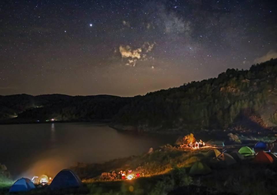<p>Nemrut'ta yaşayan ve yaz döneminde bölgeye gelen turistlerin zaman zaman elle besledikleri ayılarla ilgili bugüne kadar 2 belgesel çekimi yapıp yayınlayan Önen, Nemrut için samanyolu ve yıldızlı gece fotoğrafları da çekti. </p>
