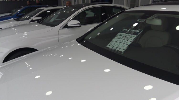 <p>Motor silindir hacmi 1600 cm3'ü geçen, 2000 cm3'ü geçmeyen binek otomobillerde ise vergi matrahı 85 bin-135 bin TL aralığından 114 bin-170 bin TL aralığına yükseltildi.</p>
<p> </p>