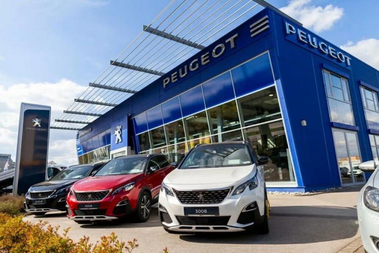 <p><strong>292 bin 000 TL'den satılan Peugeot 308 STYLE TECH 1.2 PureTech 130 hp EAT8 Tam Otomatik modeli 246 bin 038 TL'ye </strong>düştü. </p>

<p>Dizel 308 STYLE TECH 1.5 BlueHDi 130 hp EAT8 Tam Otomatik model ise <strong>261.950 TL'ye</strong> indi. </p>

<p>2008 ACTIVE 1.2 PureTech modeli de <strong>265 bin 622 TL'ye </strong>düştü. </p>
