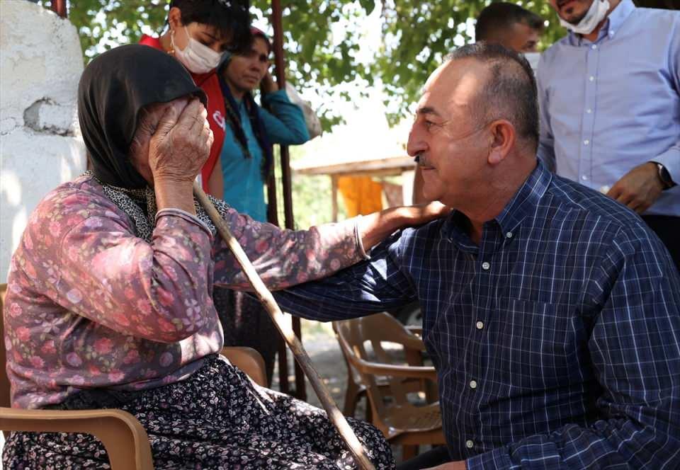 <p>Çevre ve Şehircilik Bakanlığı'nın evi yanan vatandaşlar için ev modelleri belirlediğini anlatan Çavuşoğlu, "Devletimizin tüm kurumlarıyla buradayız. Yanan evleri de yapacağız, hayvanları da getireceğiz. </p>

