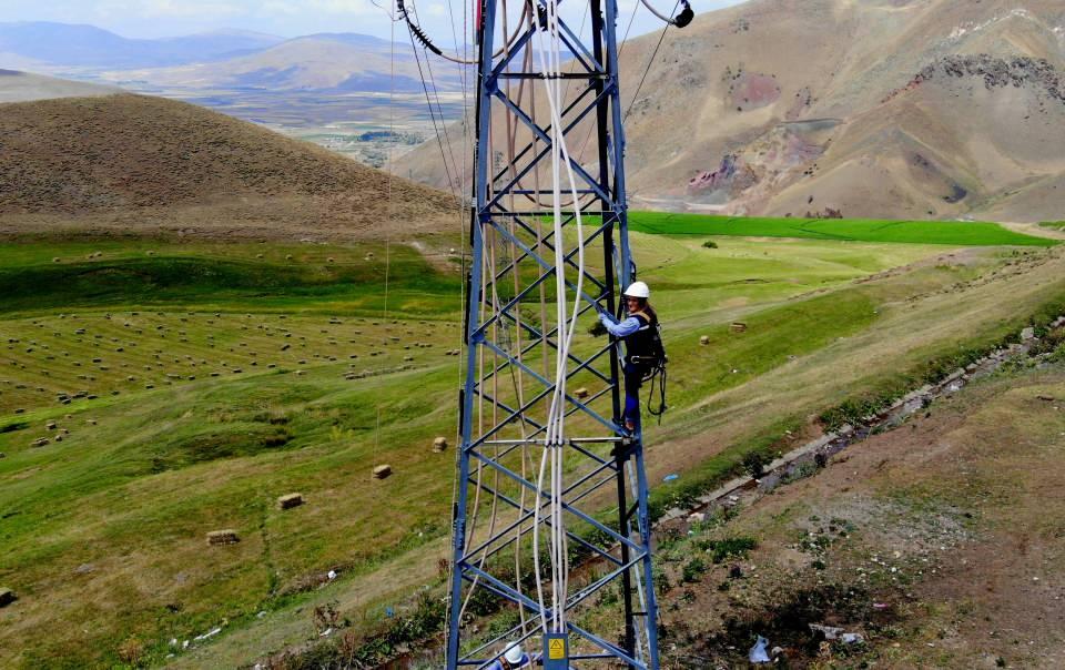 <p>Erzurum Aras Elektrik Dağıtım Anonim Şirketinde (EDAŞ) çalışan Elektrik-Elektronik Mühendisi Edanur Doğan, güç gerektirdiği için genellikle erkeklerin çalıştığı meslekte bir kadın olarak onarım ve bakımların sorumluluğunu üstleniyor. </p>