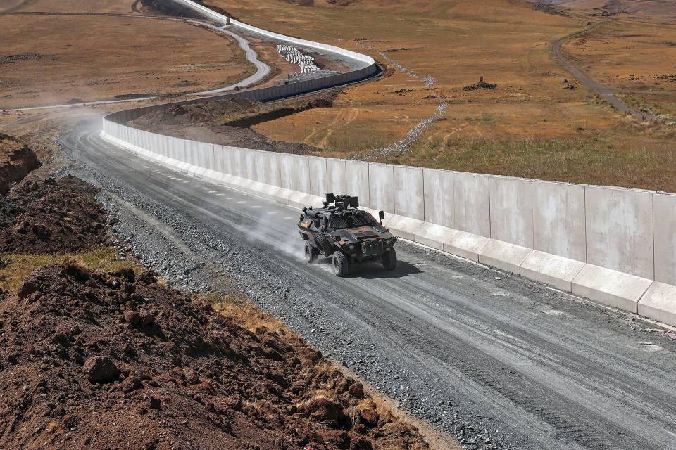 <p>Sınır hattının güvenliğini sağlamak için güvenlik güçleri, bu yıl 69 bin 156 düzensiz göçmenin sınır hattından geçişini engelledi, yasa dışı geçişleri organize eden 904 organizatörü gözaltına aldı.</p>

<p> </p>

<p> </p>
