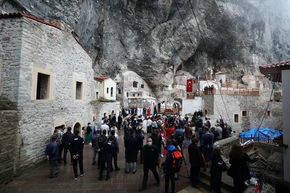 <div>Bartholomeos, Çanakkale Truva Müzesi'nden 14 yıl önce çalınan 12 adet ikonanın, Rum Kiliselerine iadesine ön ayak olan ve manastırın restorasyonuna özel ilgi gösteren Kültür ve Turizm Bakanı Mehmet Nuri Ersoy'a da müteşekkir olduklarını belirtti.</div>
<div> </div>
<div> </div>