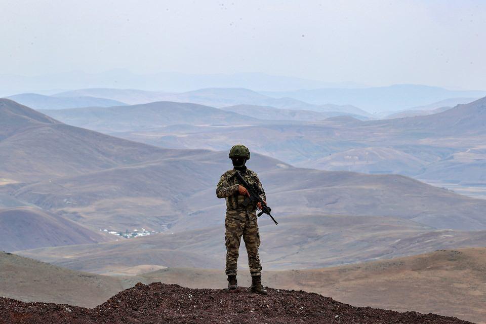 <p>Güvenlik korucularının da görev aldığı bölgede fedakarca çalışan güvenlik güçleri, tüm teknolojik imkanları kullanarak Van-İran sınırını 7 gün 24 saat kontrol altında tutuyor.</p>

<p> </p>

<p> </p>
