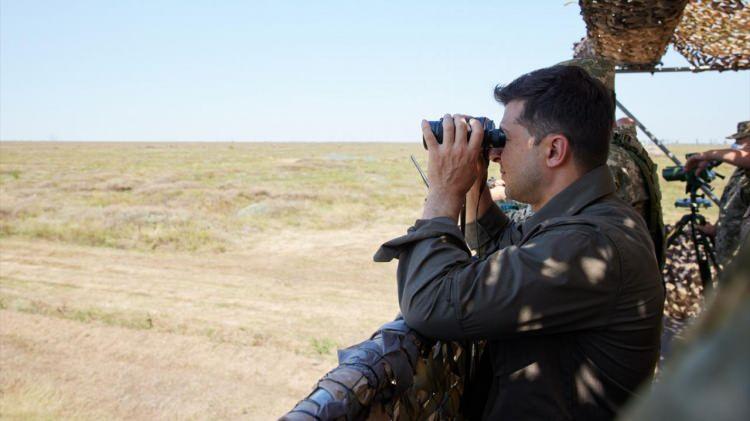 <p>Zelenskiy, tatbikatın ardından, merkezdeki NATO standartlarında yeni inşa edilen 2 bin 500 kişilik askeri kampta incelemelerde bulundu, askerlerle öğle yemeği yedi.</p>
<p> </p>