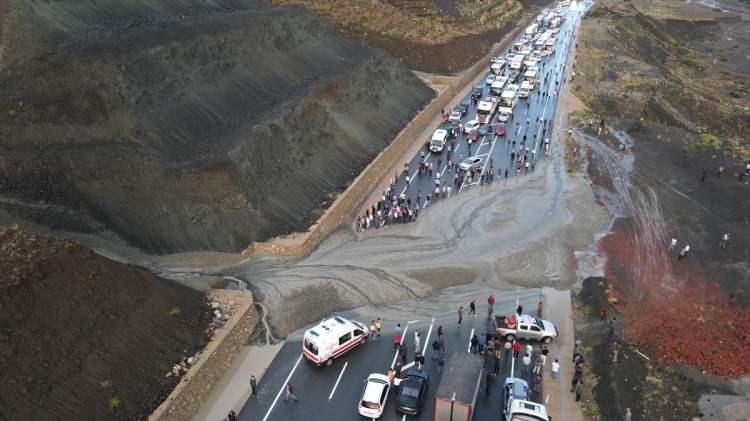 <p><strong>Erzincan</strong> - Gümüşhane kara yolunda da gelen heyelan üzerine yol kısmen trafiğe kapandı. Ekiplerin temizleme çalışmaları devam ediyor.</p>
