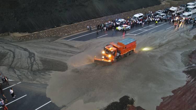 <p>Kara yolunun 25. kilometresinde yamaçtan düşen kaya parçaları ve toprak, su ile sürüklenerek yolu ulaşıma kapattı.</p>