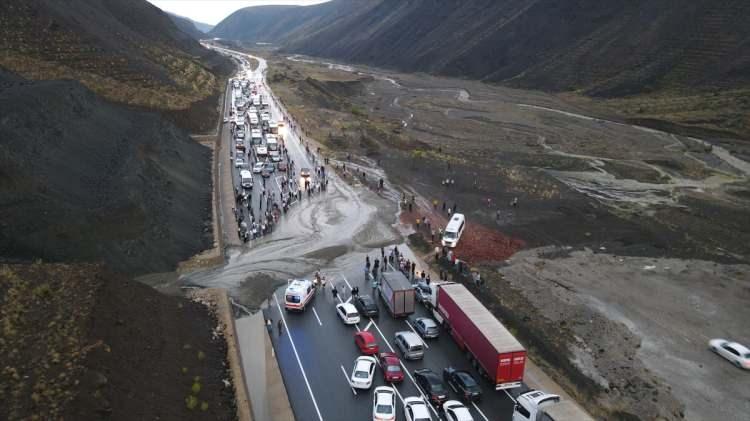 <p>Kara yolunda çift yönlü yaklaşık 3'er kilometrelik araç kuyruğuna neden olan heyelan, AA ekibi tarafından drone ile görüntülendi.</p>
