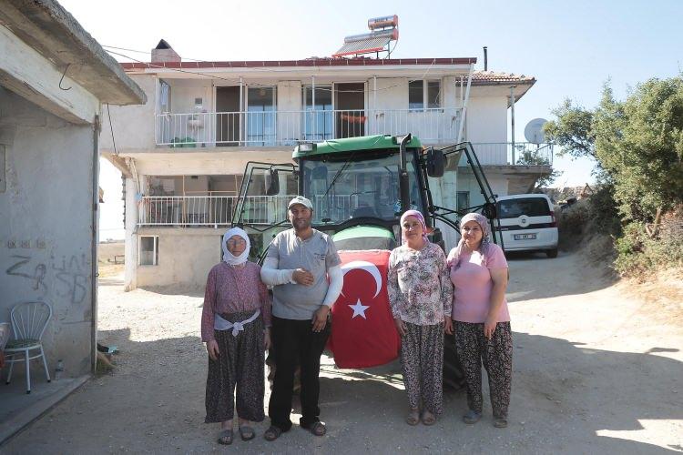 <div><strong>HAFTADA YENİ TRAKTÖRÜNE KAVUŞTU</strong></div>

<div> </div>

<div>Denizli Büyükşehir Belediye Başkanı Osman Zolan, çiftçi Süleyman Köylüoğlu'nu ziyaret ederek yeni bir traktör sözü verdi. Başkan Zolan'ın talimatıyla alınan yeni traktör, dün Denizli Büyükşehir Belediyesi Genel Sekreter Yardımcısı Ömer Faruk Özer ve Sosyal Hizmetler Dairesi Başkanı Süleyman Akbulut tarafından teslim edildi.</div>
